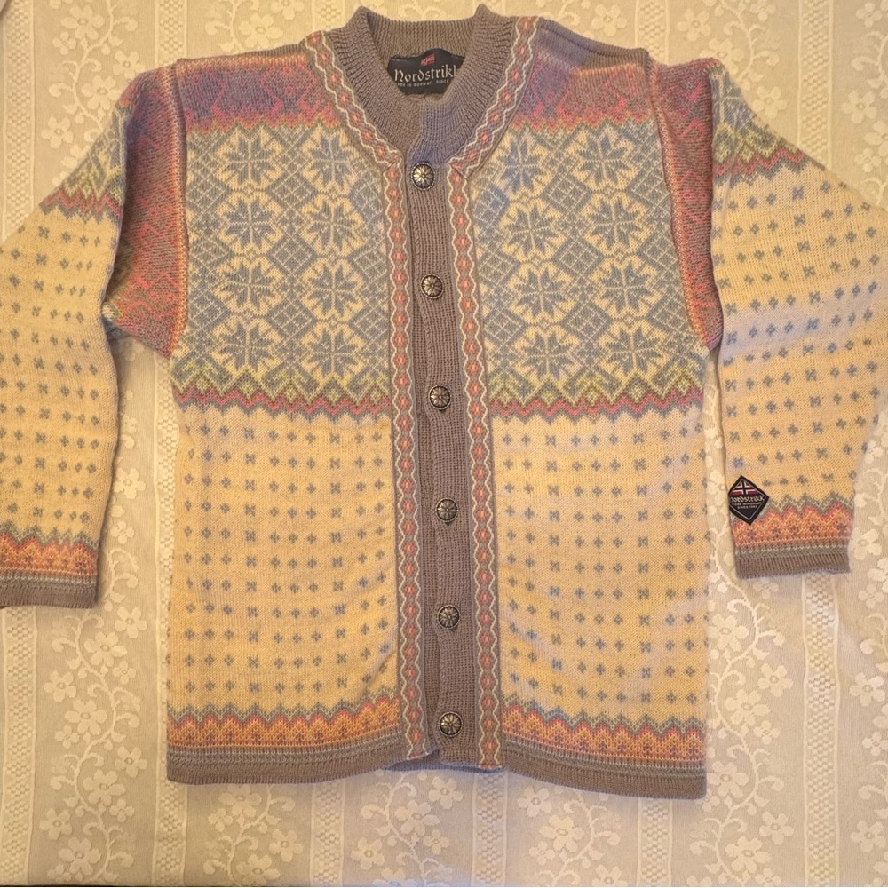 Vintage Nordstrikk 100% virgin wool Sweater